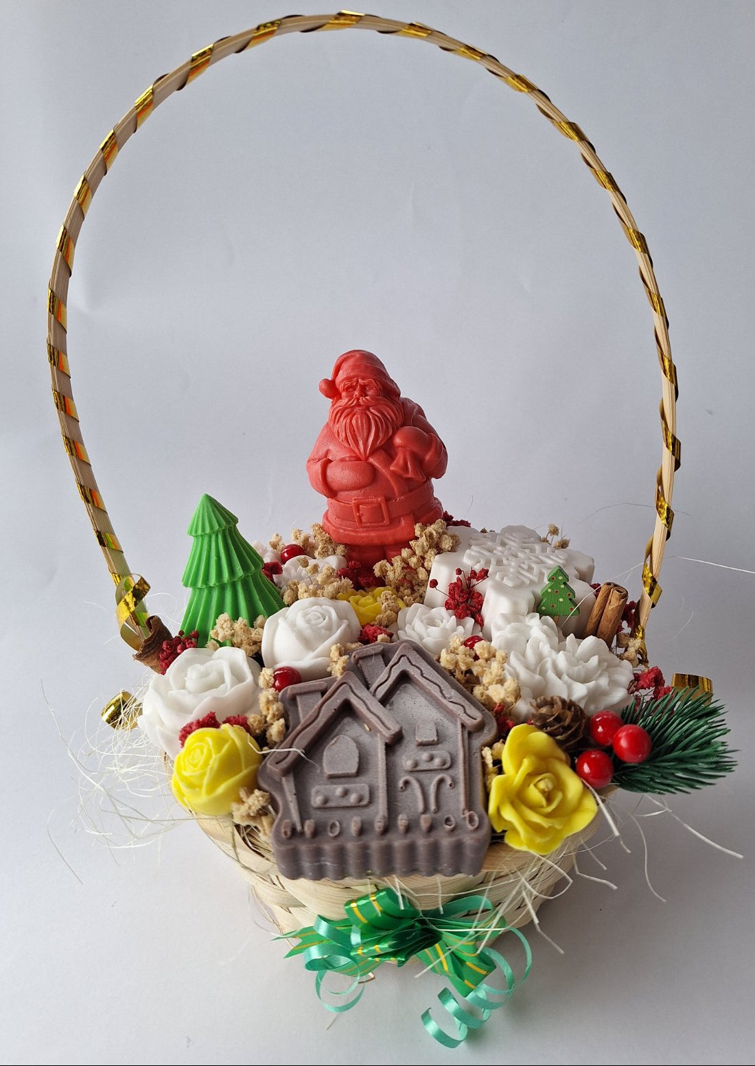 🎄 Коледна кошничка „Коледен Уют“ 🎅Ръчно изработени ароматни сапунени фигурки и цветя