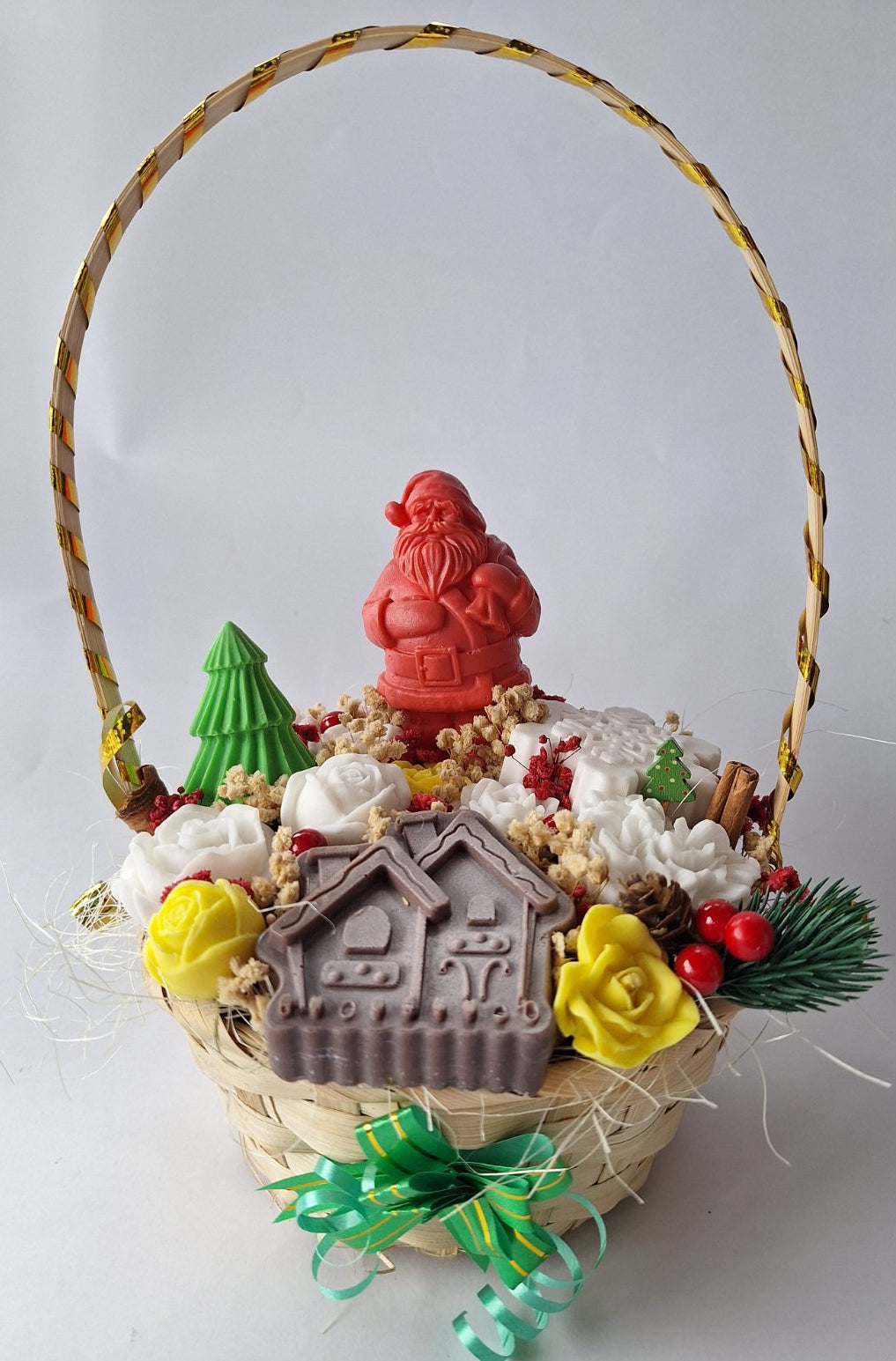 🎄 Коледна кошничка „Коледен Уют“ 🎅Ръчно изработени ароматни сапунени фигурки и цветя