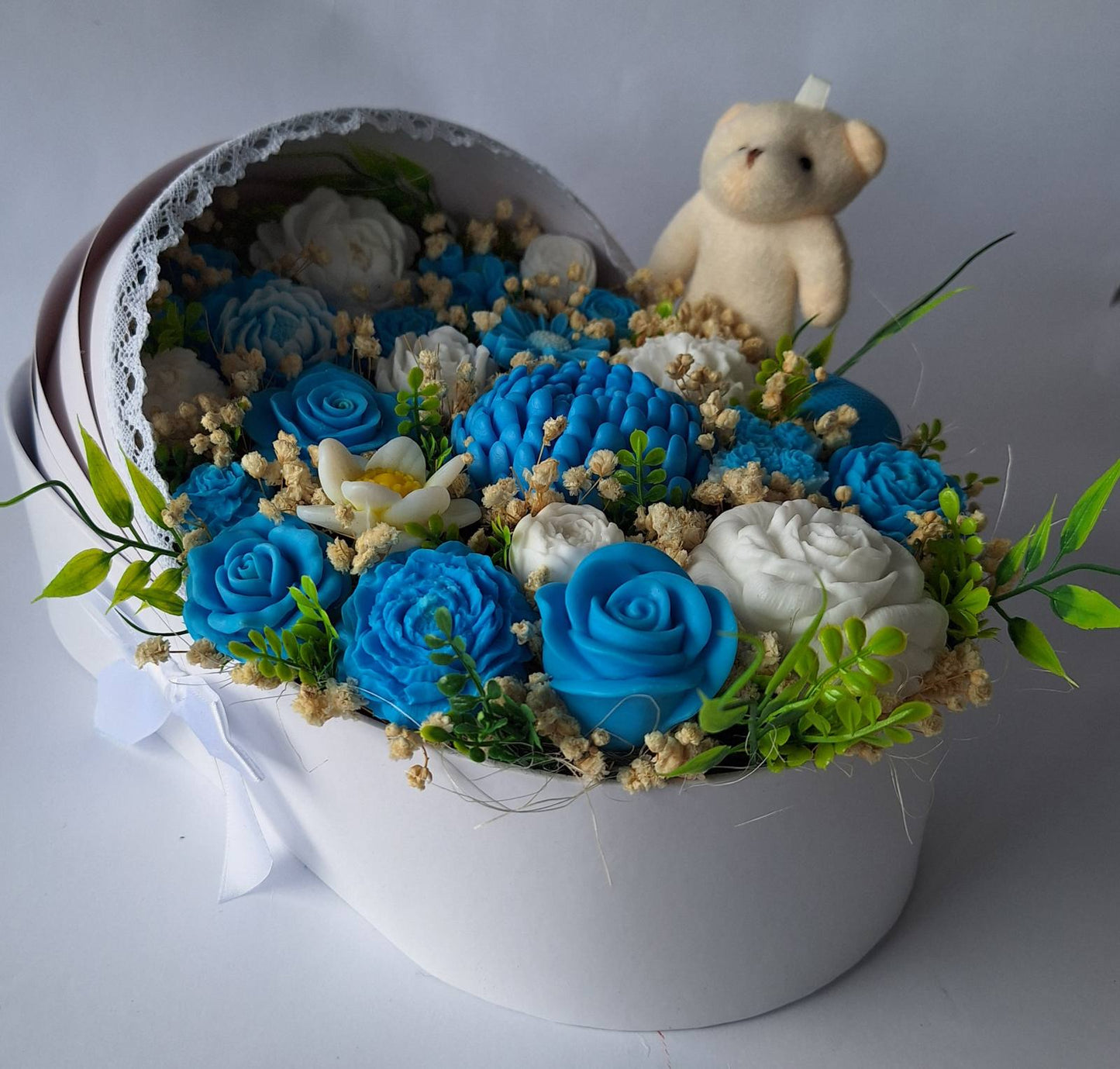 Букет🤍💗💙👶"Първа Прегръдка"👶🤍💗💙- Подаръчна Кошница за Новородено-Ръчно Изработени Ароматни Сапунени Цветя