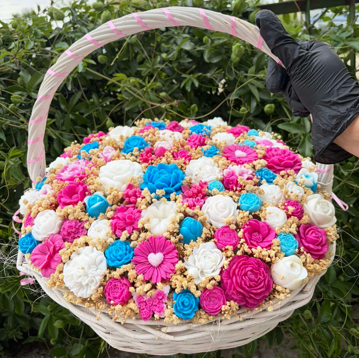 Букет💐🌸"Вълшебна Палитра"🌸💐 Голяма Бяла Кошница с Ръчно Изработени Ароматни Сапунени Цветя