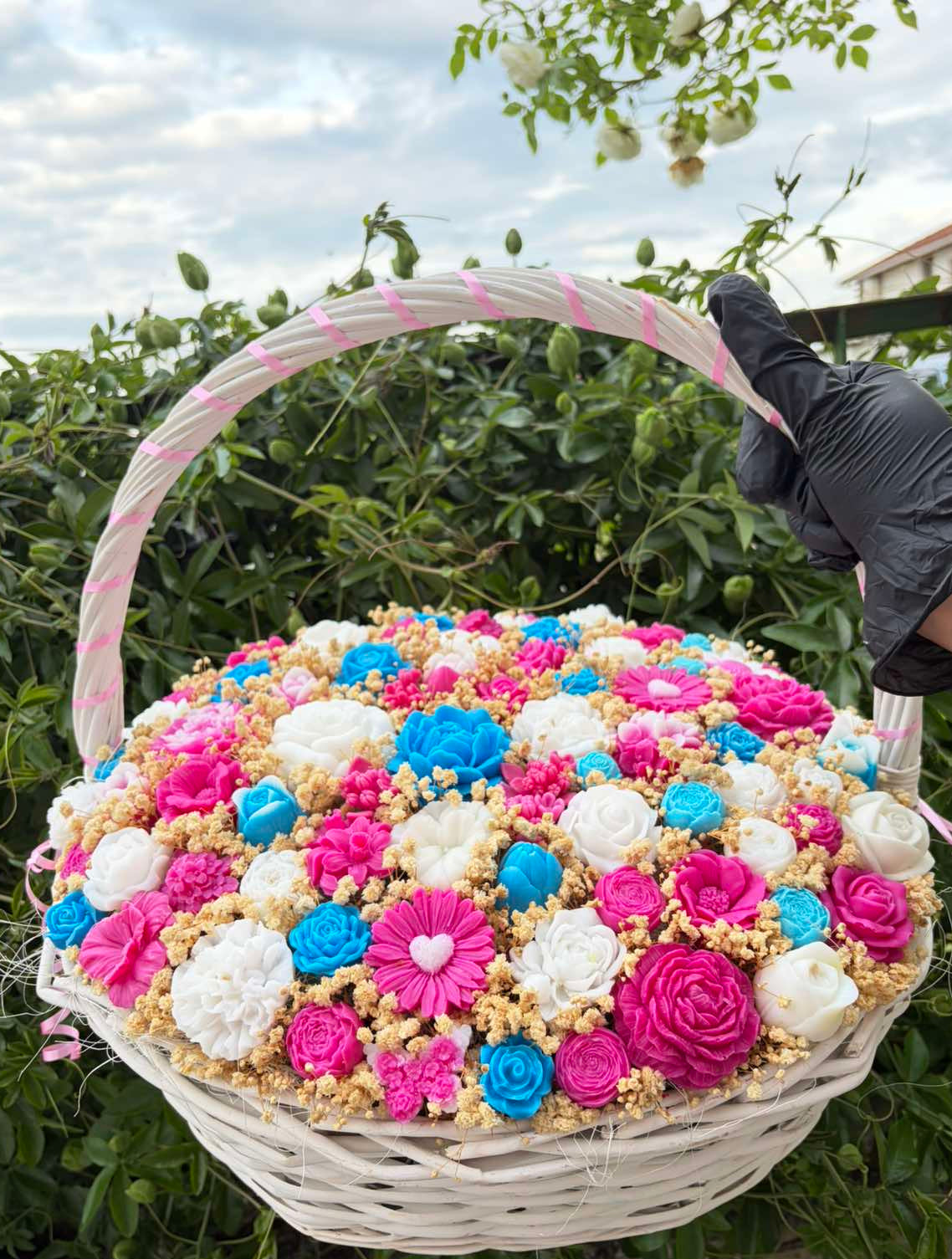 Букет💐🌸"Вълшебна Палитра"🌸💐 Голяма Бяла Кошница с Ръчно Изработени Ароматни Сапунени Цветя