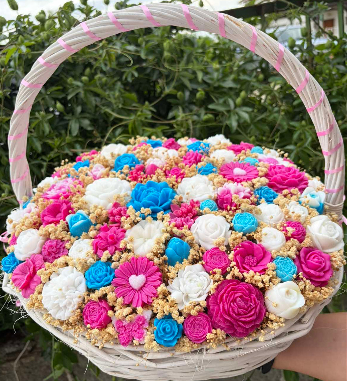Букет💐🌸"Вълшебна Палитра"🌸💐 Голяма Бяла Кошница с Ръчно Изработени Ароматни Сапунени Цветя