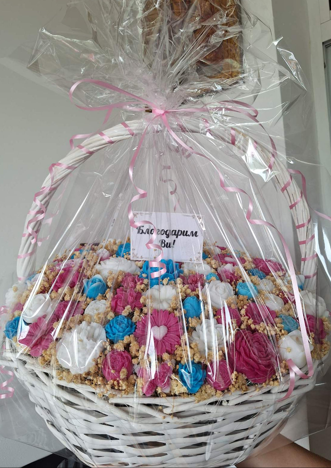 Букет💐🌸"Вълшебна Палитра"🌸💐 Голяма Бяла Кошница с Ръчно Изработени Ароматни Сапунени Цветя